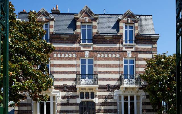 Vue de l'extérieur d'une maison remarquable à Chartres