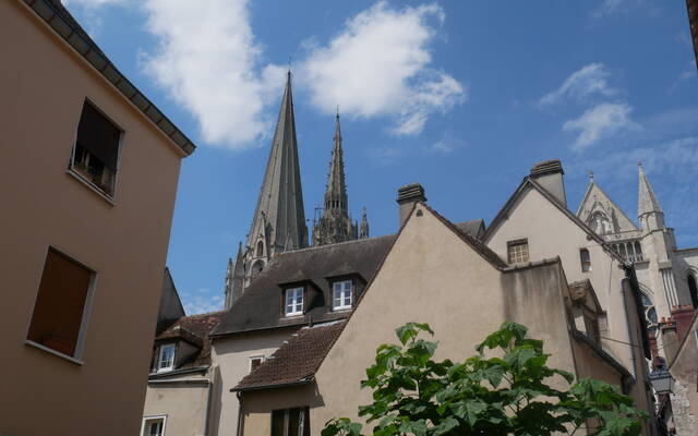 Vue sur la cathédrale depuis la ville de haute