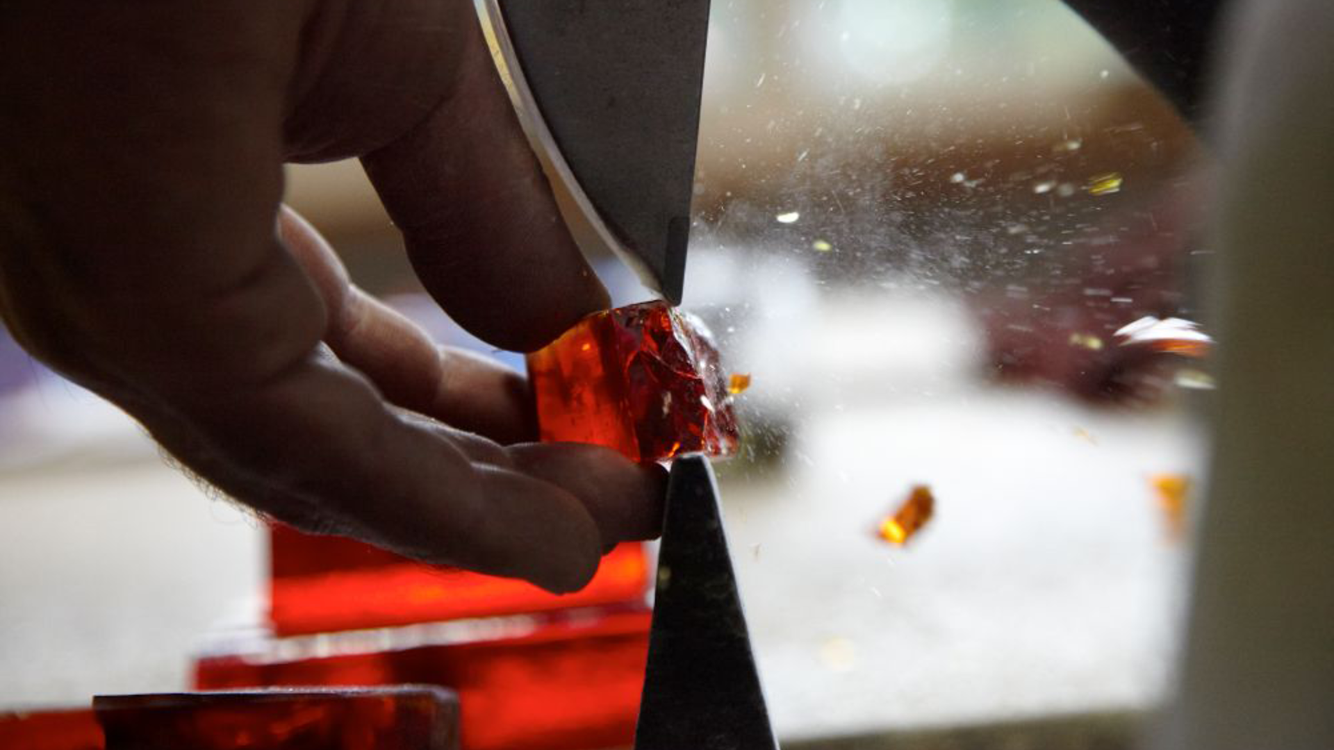 Travail d'une dalle de verre aux ateliers Loire